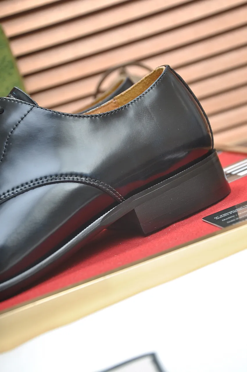 Men's shoes💰500💶Italy's top luxury men's shoe giant (GUCCI) (Gucci) (full cowhide lining) new arrival🍃Original European style🔰 Pleasant to the eye😍In order to make the shoes more durable and non-deformable🌀The production continues to follow traditional methods but there is still no lack of innovation💪Choose original sheepskin for the leather♻️ Smooth and natural And extra bright ⭐Made of imported cowhide, the first choice of rich people 38-45 (45 customized)